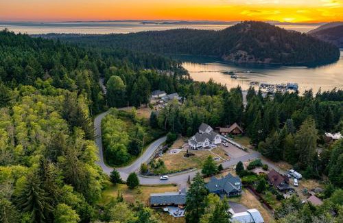 Oak Harbor House | Lodge at Deception Pass by AvantStay Trails Hot Tub Walk to Cornet Bay