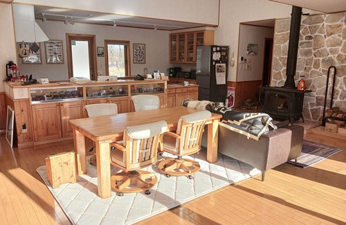 Nakashibetsu Villa | Lodge "Hunter's Forest" is a quiet vacation home surrounded by nature. 9 minutes drive from the airport, 8 minutes to the city center, 3 minutes to the 100% spring-fed outdoor hot springs, 15 minutes to the ocean, and fully equipped for long-term stays!