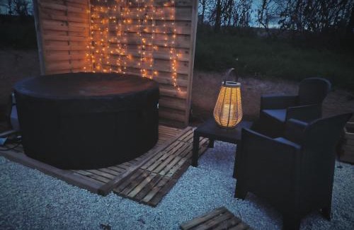 Lapalisse Other | Lodge romantique "le grand chêne" avec Jacuzzi privatif