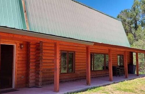 Saddlestring Apartment | Lodge Room Queen (Room #2)