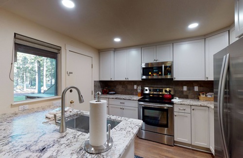Tennis Village Condo | Lodge-Style Escape with A/C, BBQ & Walk to Spa