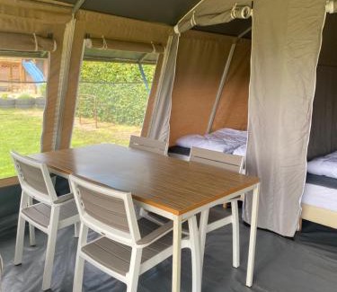 Nistelrode Other | Lodge tent hondje met privé sanitair