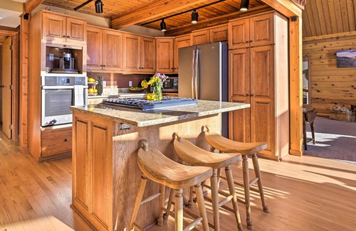 Merrimac House | Lodge w/Indoor Pool along Devil's Lake Park!