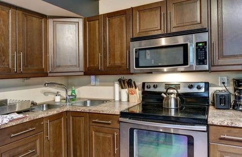 Cantley Apartment | Loft 5 | Hot Tub | Sleeps 4 | Dog Friendly | Lake