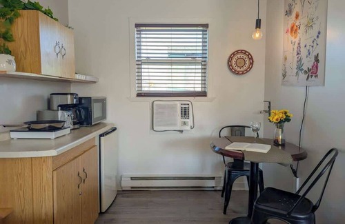 Ste Anne de Beaupre Apartment | Loft 8 | 2 Min Waterfront | BBQ & Fireplace