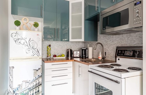 Parkdale Apartment | Loft Bed Sun-Filled High Ceiling Boutique Studio Downtown