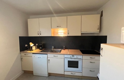 Lisieux Apartment | Loft calme sur la rivière avec parking