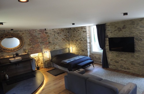 Saint-Dolay Bed & Breakfast | Loft in 18th century water mill