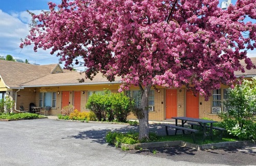 Ste Anne de Beaupre Apartment | Loft River and Mountains 8