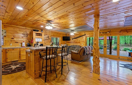 Broken Bow Cabin | Loft sleeps 6 w/pool table & outdoor bar! Down the road from Choctaw Landing!