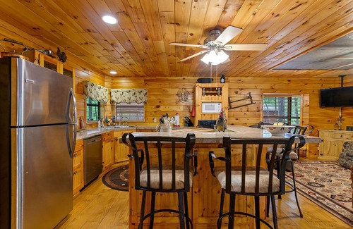 Broken Bow Cabin | Loft sleeps 6 w/pool table & outdoor bar! Down the road from Choctaw Landing!