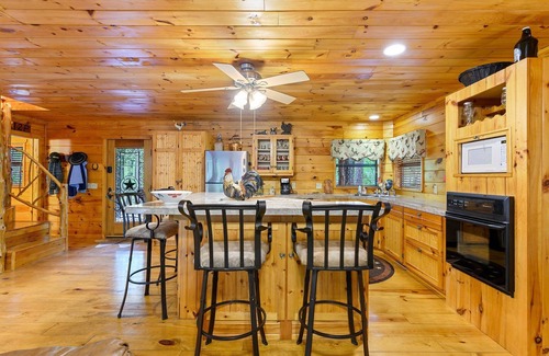 Broken Bow Cabin | Loft sleeps 6 w/pool table & outdoor bar! Down the road from Choctaw Landing!