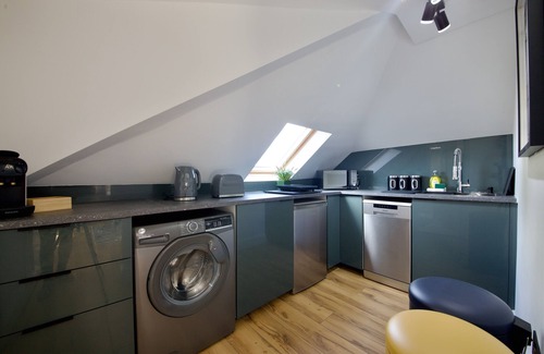 Bowes Apartment | LOFT Studio Flat in North London