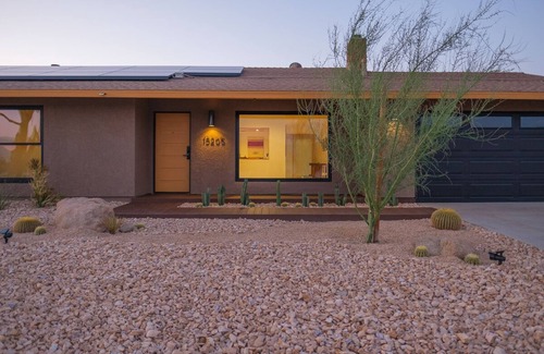 Los Angeles County House | Loft-style desert home near movie ranches