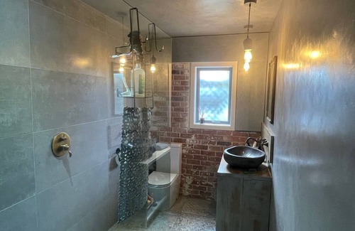 Lynmore House | Loft Style Living Close to Redwoods, bar, bakery. Perfect for Family's, MBikers.