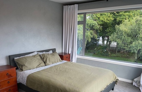 Lynmore House | Loft Style Living Close to Redwoods, bar, bakery. Perfect for Family's, MBikers.