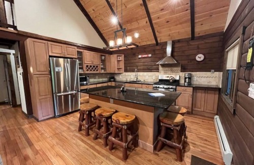 Highmount Cabin | Log Cabin 2min to Belleayre Base Lodge EV Charger
