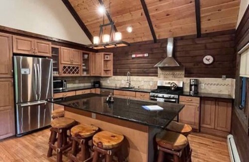Highmount Cabin | Log Cabin 2min to Belleayre Base Lodge EV Charger