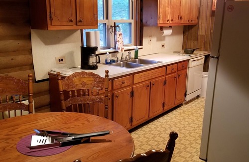 Somerset House | LOG Cabin, 5 miles from town, but very country setting