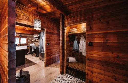 Trent Lakes Cabin | Log Cabin Couple's Getaway - Waterfront, 18 Acres
