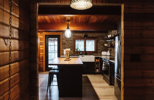 Trent Lakes Cabin | Log Cabin Couple's Getaway - Waterfront, 18 Acres