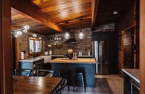 Trent Lakes Cabin | Log Cabin Couple's Getaway - Waterfront, 18 Acres