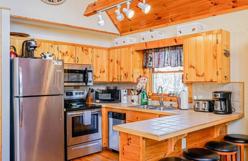 Piney Creek Cabin | Log Cabin, Fireplace, Large Deck, Close to New River