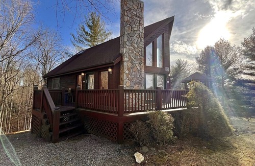 Piney Creek Cabin | Log Cabin, Fireplace, Large Deck, Close to New River