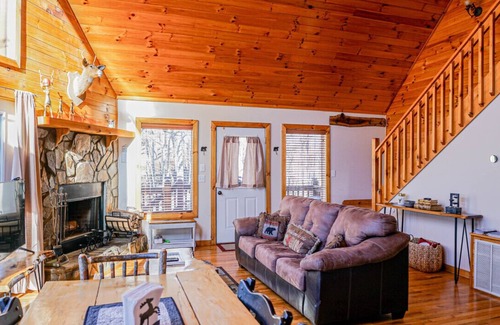 Piney Creek Cabin | Log Cabin, Fireplace, Large Deck, Close to New River
