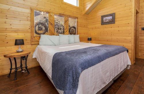 Pipe Creek House | Log Cabin for Family Glamping Vacation near San Antonio