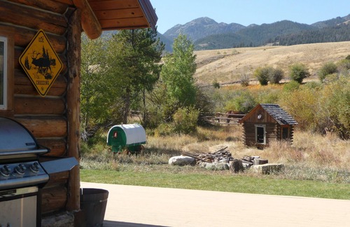 Gardiner Cabin | Log Cabin Getaway On Ranch close to Yellowstone Park