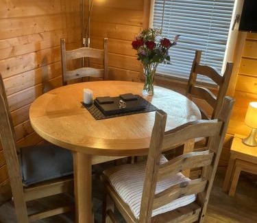 Balloch Apartment | Log Cabin in the City with hot tub