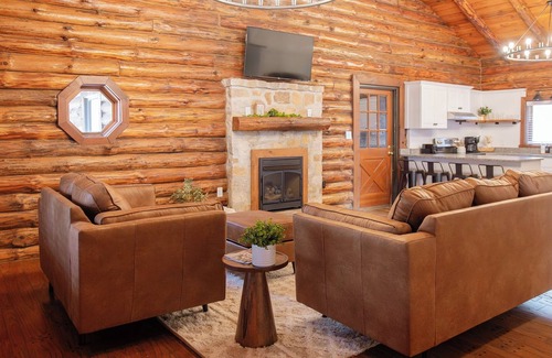 Suplee Cabin | log cabin in the woods 3-bedroom cabin with pool table and WiFi in Honey Brook