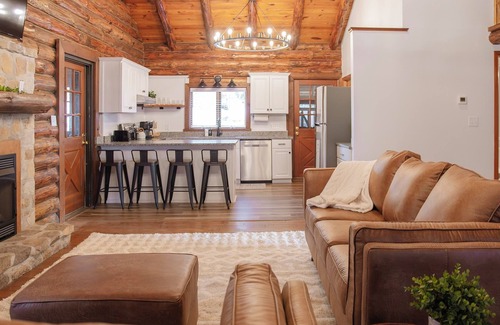 Suplee Cabin | log cabin in the woods 3-bedroom cabin with pool table and WiFi in Honey Brook