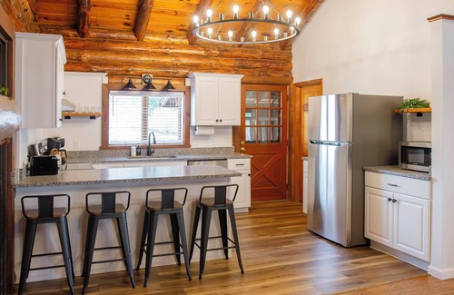 Suplee Cabin | log cabin in the woods 3-bedroom cabin with pool table and WiFi in Honey Brook