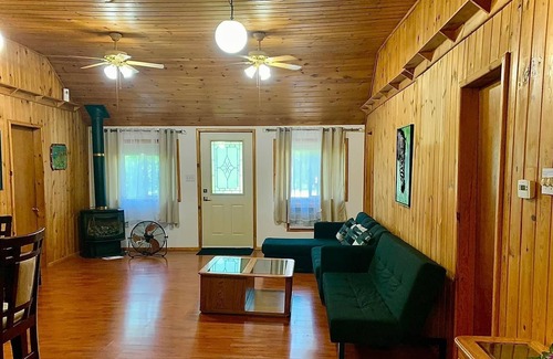 Winnipeg Beach Cabin | Log Cabin in Winnipeg Beach walking distance to the beach