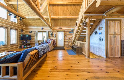 Lawrence House | Log cabin- Lake- kayaks- close to South Haven