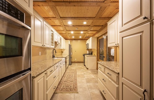 Lakeland Cabin | Log Cabin Mansion fronting Strawberry and Bass Lake with large oversized suites.