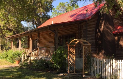 Reddick Cabin | Log Cabin near Ocala and World Equestrian Center ideal for family retreats.