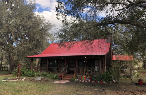 Reddick Cabin | Log Cabin near Ocala and World Equestrian Center ideal for family retreats.