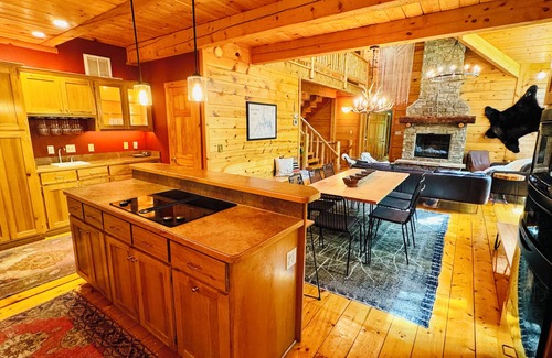 Jenkins Cabin | Log Cabin Oasis With Air Conditioned Treehouse on 20 Acres - Sleeps 32+