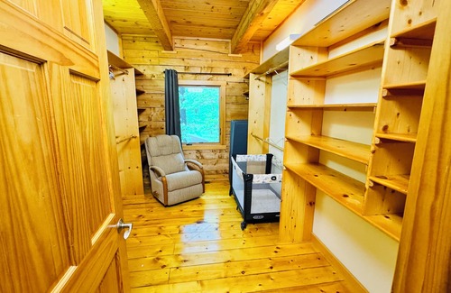 Jenkins Cabin | Log Cabin Oasis With Air Conditioned Treehouse on 20 Acres - Sleeps 32+