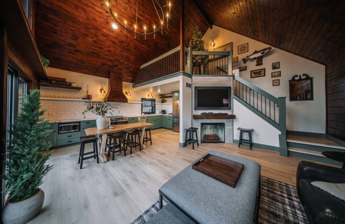 New Philadelphia Cabin | Log Cabin on 95-acres with 2 private lakes