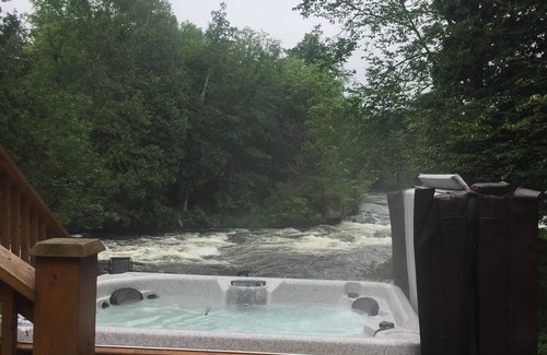 North Frontenac Cabin | Log Cabin Retreat on Mississippi River, hot tub, sleeps 6