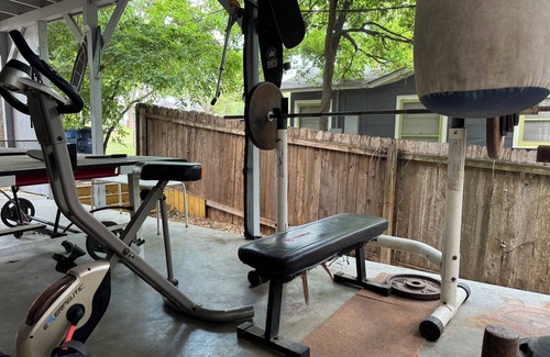 Parker Lane House | Log cabin style home 3 miles from downtown Austin