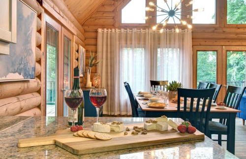 Labelle Ski Chalet | LOG CABIN w HOT TUB, BEACH access, near of TREMBLANT