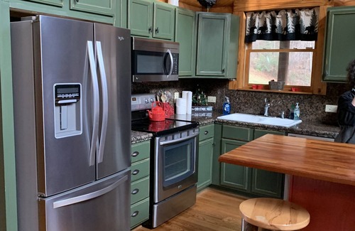 West Jefferson Cabin | Log Cabin w Hot Tub, Roaring Creek. Cabin& road are safe & ready for your visit!