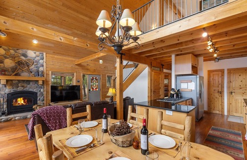 Rainbow Valley Cabin | LOG CABIN w/Mtn View, Hot Tub, & Fireplace!