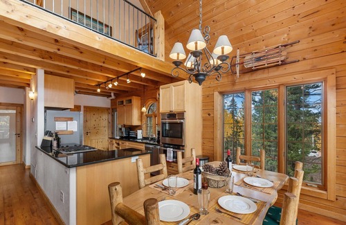 Rainbow Valley Cabin | LOG CABIN w/Mtn View, Hot Tub, & Fireplace!