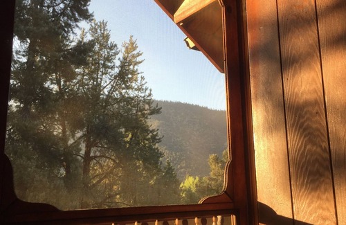 Pine Mountain Club Cabin | Log cabin w/sauna, cinema, deck, tree house, trampoline AND easy walk to town.